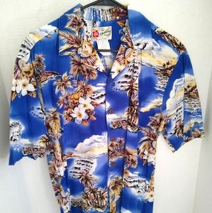 Vintage Hilo Hattie Hawaiian camp shirt. Medium.